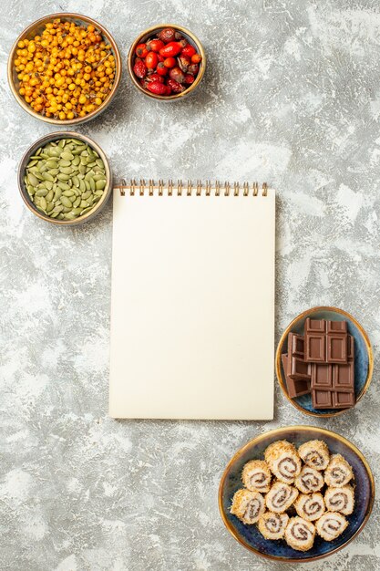 Bovenaanzicht chocoladerepen met fruit op witte tafel kleur fruit bessen zaad