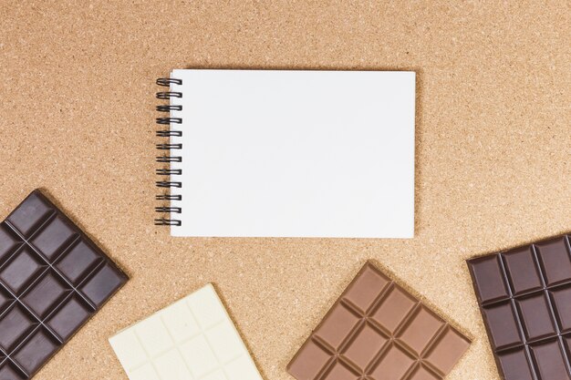 Bovenaanzicht chocoladerepen met notitieboekje