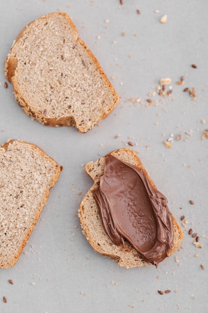 Gratis foto bovenaanzicht chocoladeroom op brood