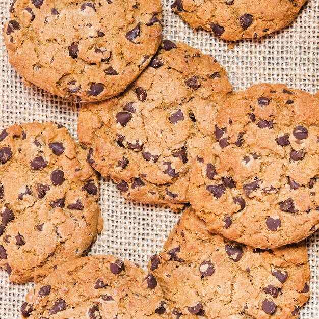 Bovenaanzicht chocoladeschilferkoekjes op agave doek