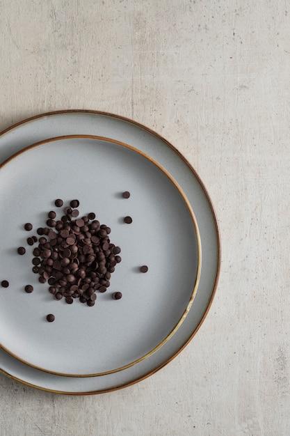 Gratis foto bovenaanzicht chocoladeschilfers op bord