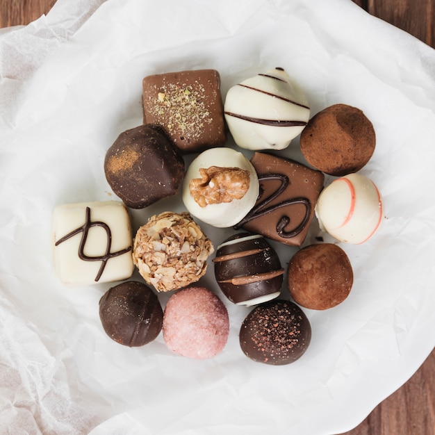 Bovenaanzicht chocoladeselectie op een bord