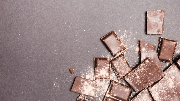 Bovenaanzicht chocoladetabletjes bedekt met cacaopoeder