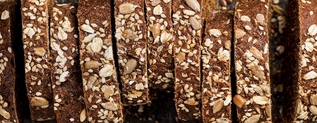 Bovenaanzicht close-up sneetjes volkoren brood