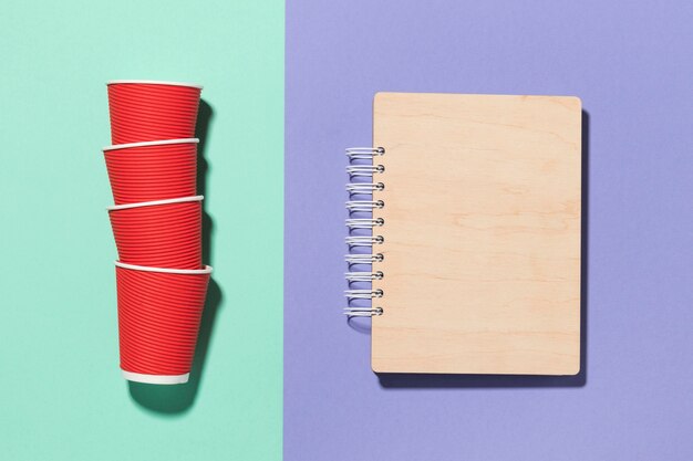 Bovenaanzicht collectie van plastic bekers op tafel