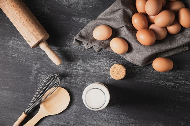 Bovenaanzicht collectie van roller pin naast eieren