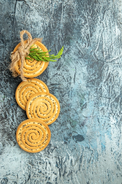 Bovenaanzicht cookies gebonden met touwen cookies op grijze oppervlakte vrije ruimte