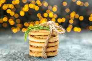 Gratis foto bovenaanzicht cookies gebonden met touwen kerstverlichting op het oppervlak