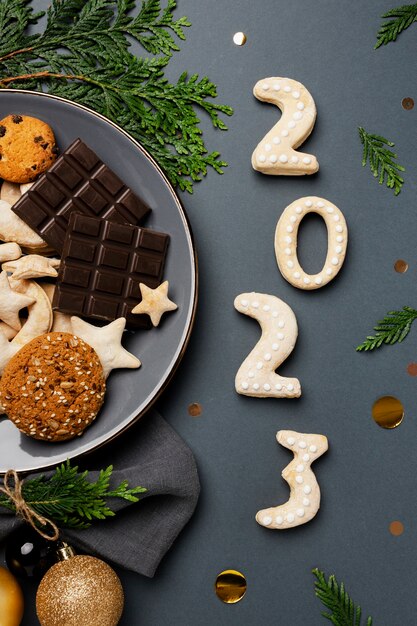 Bovenaanzicht cookies om het nieuwe jaar te vieren