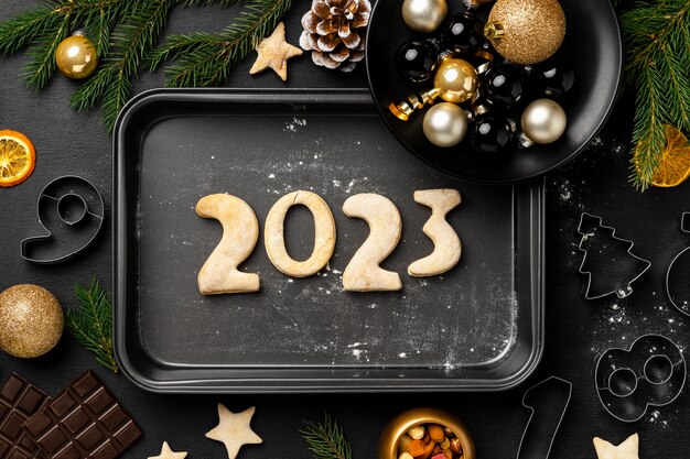 Bovenaanzicht cookies op dienblad nieuwjaarsviering