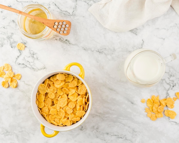 Bovenaanzicht cornflakes met yougurt en honing