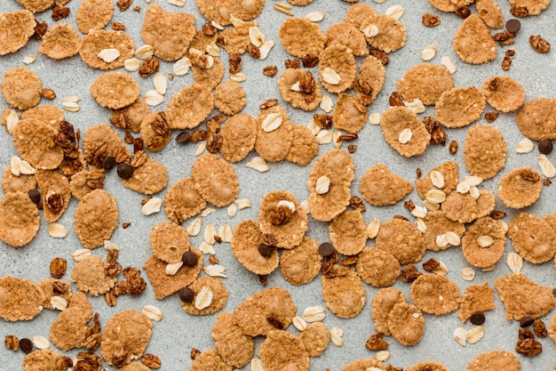 Gratis foto bovenaanzicht cornflakes op tafel