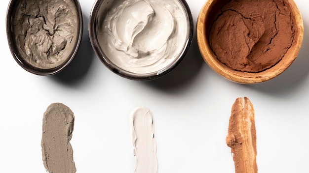 Bovenaanzicht cosmetische compositie in verschillende kleuren