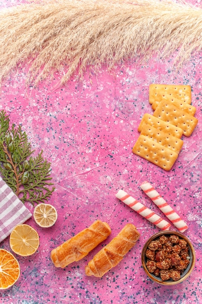 Bovenaanzicht crackers en bagels op roze knapperige snack kleur zoet