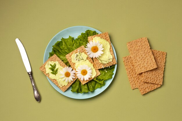 Bovenaanzicht crackers met bloemen