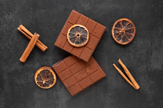 Gratis foto bovenaanzicht creatieve chocolade arrangement op donkere achtergrond