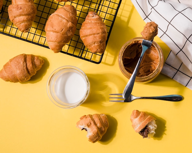 Gratis foto bovenaanzicht croissants met pindakaas