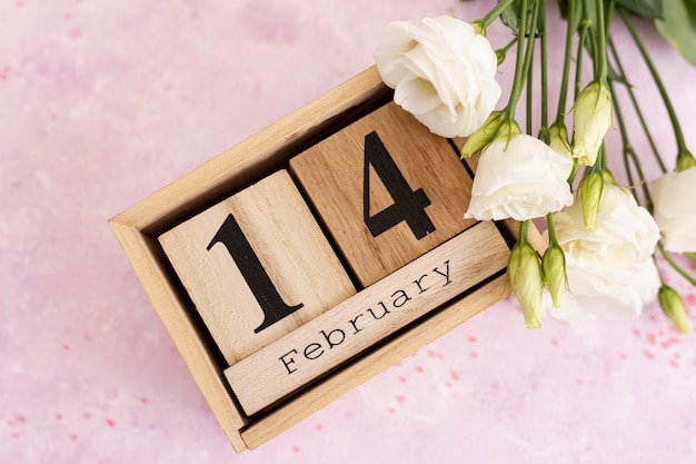 Bovenaanzicht decoratie met 14 februari bericht en bloemen