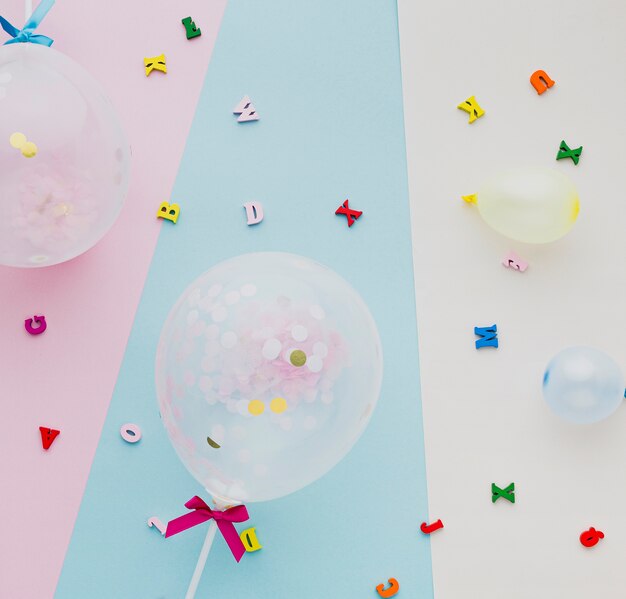 Bovenaanzicht decoratie met ballonnen en confetti