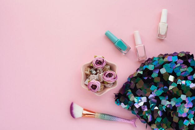 Bovenaanzicht decoratie met make-up kwast en pailletten tas