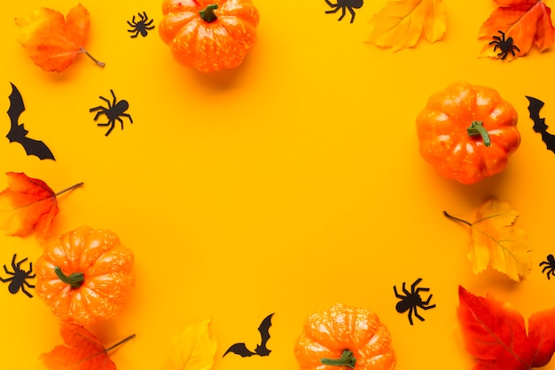 Gratis foto bovenaanzicht decoratieve halloween pompoenen