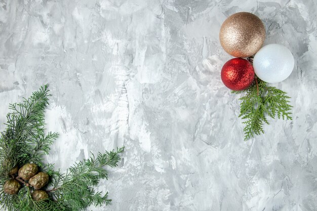 Bovenaanzicht dennenboom takken dennenappels kerstboom ballen op grijze ondergrond