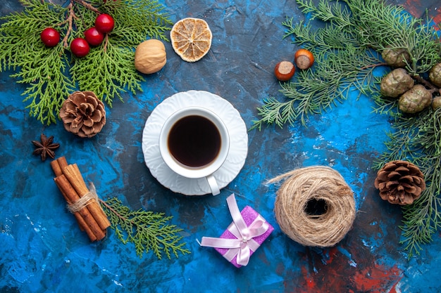 Bovenaanzicht dennenboom takken dennenboom takken kegels kerstboom speelgoed op blauwe achtergrond