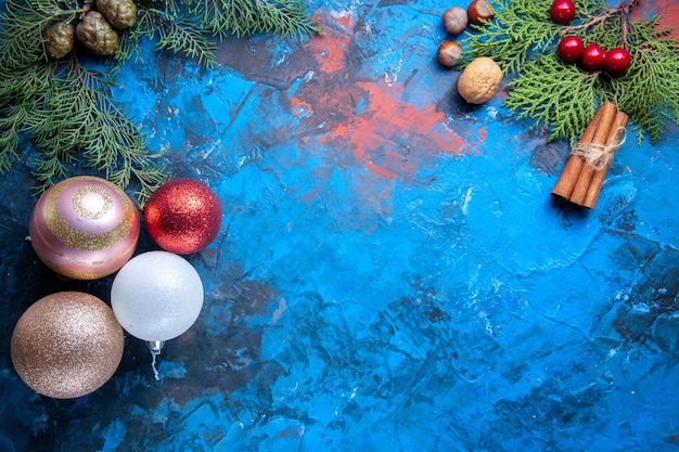 Bovenaanzicht dennenboom takken dennenboom takken kegels kerstboom speelgoed op blauwe achtergrond