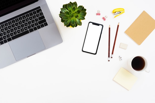 Bovenaanzicht desk concept met model-smartphone