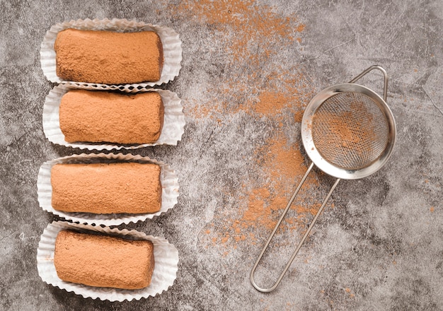 Bovenaanzicht dessert met cacaopoeder