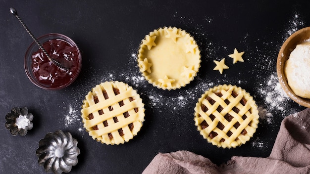 Bovenaanzicht dessert voorbereiding op tafel