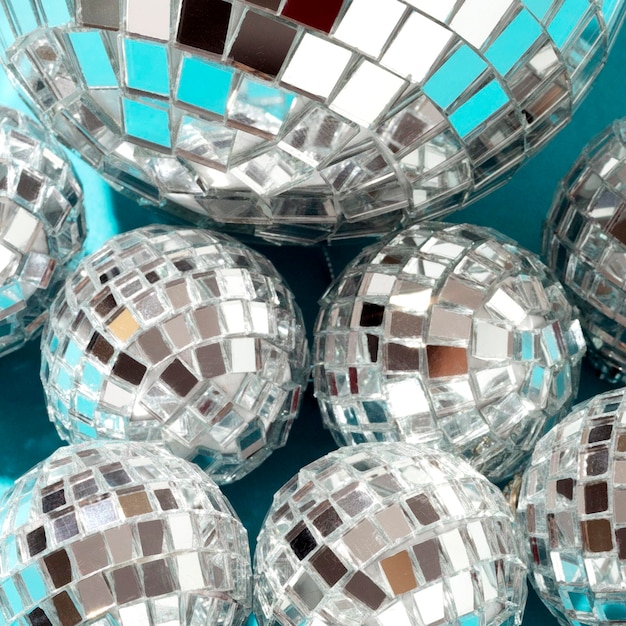 Gratis foto bovenaanzicht disco globes arrangement