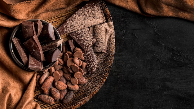 Bovenaanzicht donker arrangement met chocolade met kopie ruimte