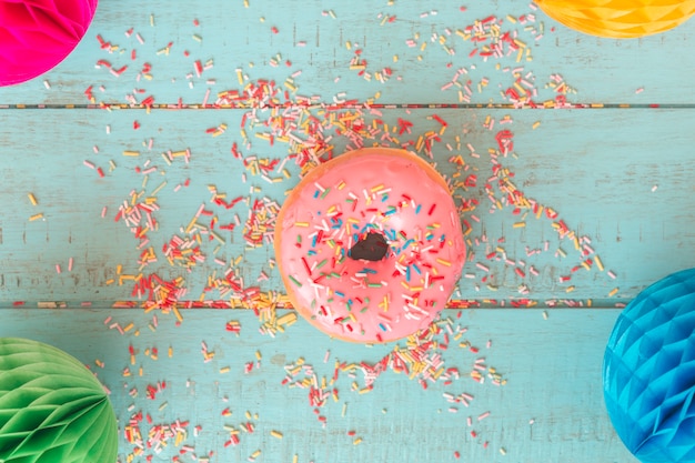 Bovenaanzicht donut met kleurrijke lantaarns