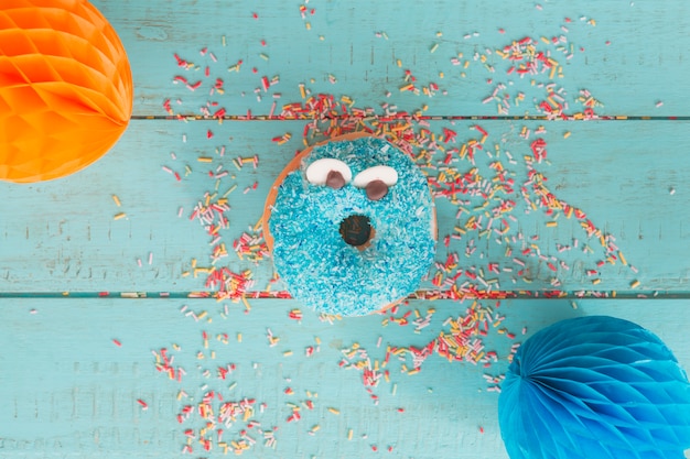 Gratis foto bovenaanzicht donut met kleurrijke lantaarns