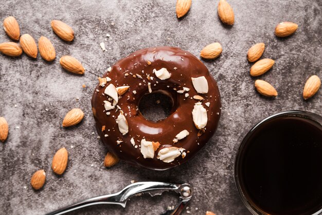 Bovenaanzicht donut met koffie