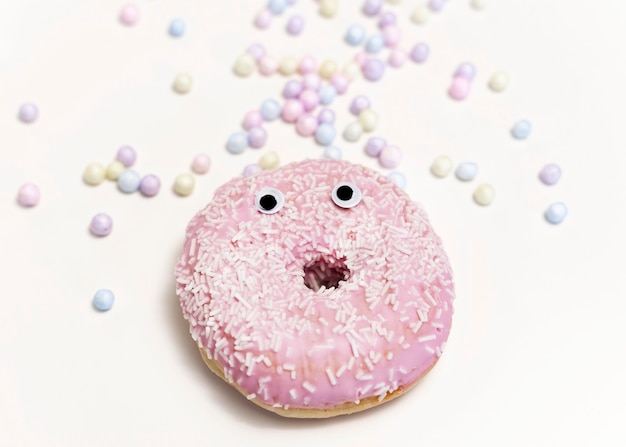 Bovenaanzicht donut met roze glazuur