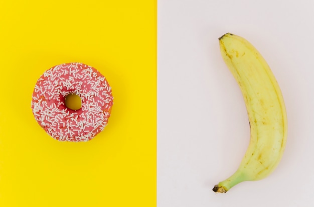 Bovenaanzicht donut versus fruit