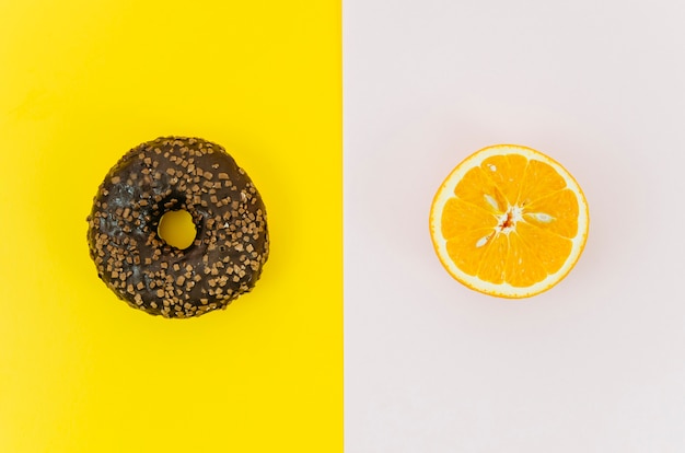 Bovenaanzicht donut versus fruit