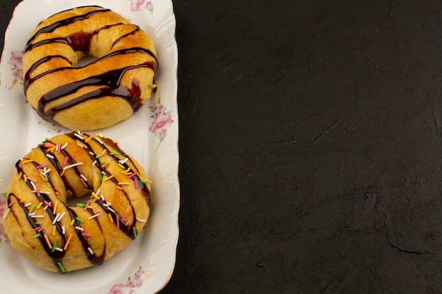 bovenaanzicht donuts lekker heerlijk binnen glasplaat op het donker