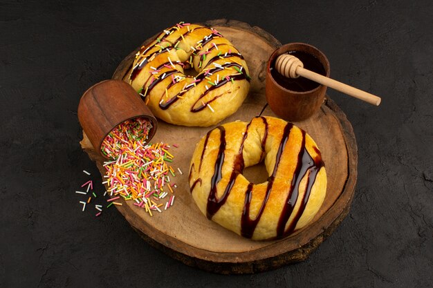 bovenaanzicht donuts lekker heerlijk op het bruine bureau en de donkere vloer