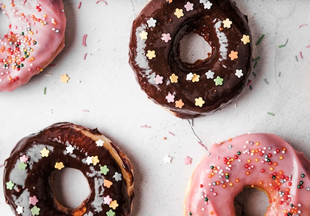 Gratis foto bovenaanzicht donuts met glimmertjes