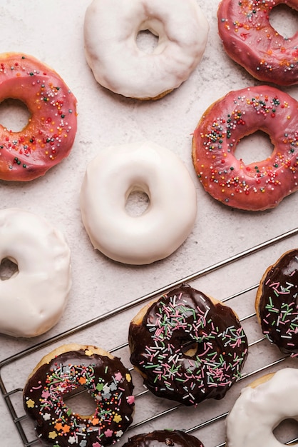 Gratis foto bovenaanzicht donuts met glimmertjes