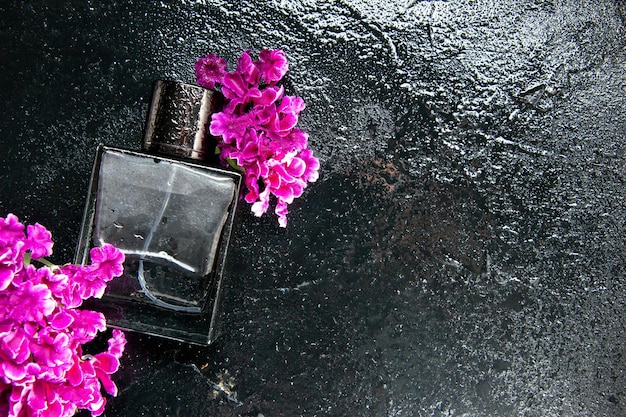 Bovenaanzicht dure geur op grijze achtergrond kleur parfum cadeau aanwezig liefde huwelijk geur bloem Gratis Foto