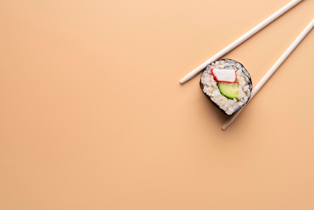 Bovenaanzicht eetstokjes met sushi