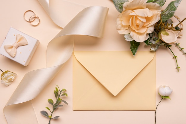 Bovenaanzicht elegante bruiloft envelop met lint