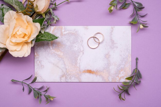 Bovenaanzicht elegante bruiloft uitnodiging omgeven door bloemen