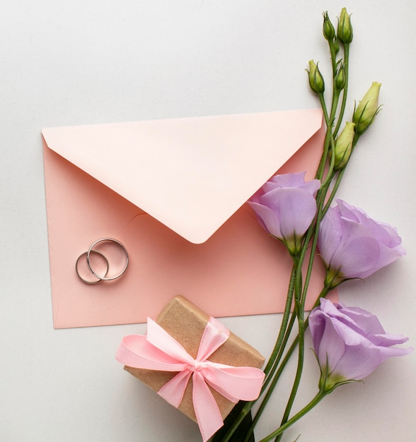 Gratis foto bovenaanzicht envelop en bloemen