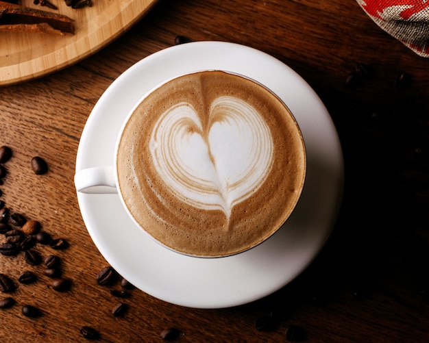 Bovenaanzicht espresso warm lekker binnen witte plaatje op het bruine oppervlak