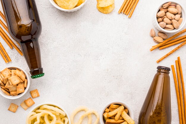 Gratis foto bovenaanzicht eten en bier frame